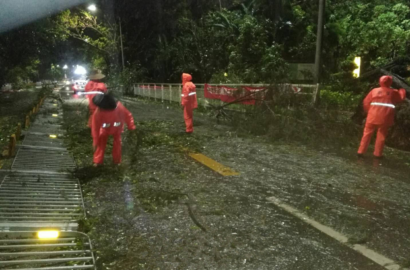 对抗“山竹”,向奋战在第一线的环卫工人致敬! 对抗“山竹”,向奋战在第一线的环卫工人致敬!